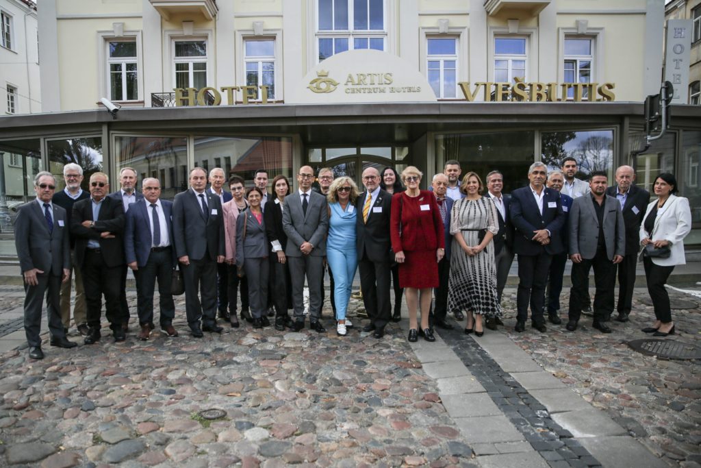 ECCE narių-organizacijų atstovai prie viešbučio ARTIS Vilniuje