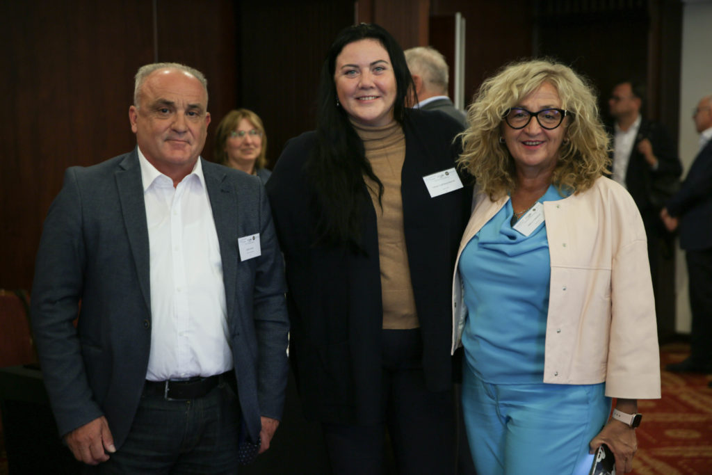 Vilma Vaičekauskienė su dviem kolegomis iš Europos inžinierių tarybos per Vilniuje vykusią asamblėją